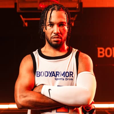Jalen Brunson posant avec un maillot BODYARMOR